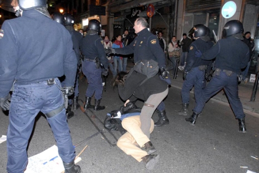 The spanisch police turn violent. Carrera de San Jerónimo, Madrid, Spain, Terry Mangino. Associated Press. 