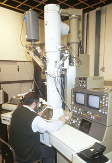 Investigador frente a un microscopio electrónico en el CSIC.