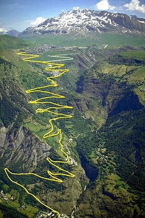 300px-Lacets_AlpedHuez