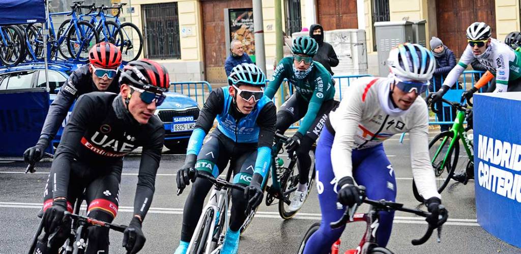 Julia, de ojos glaucos, sueña primaveras de trigo enredada en el amor